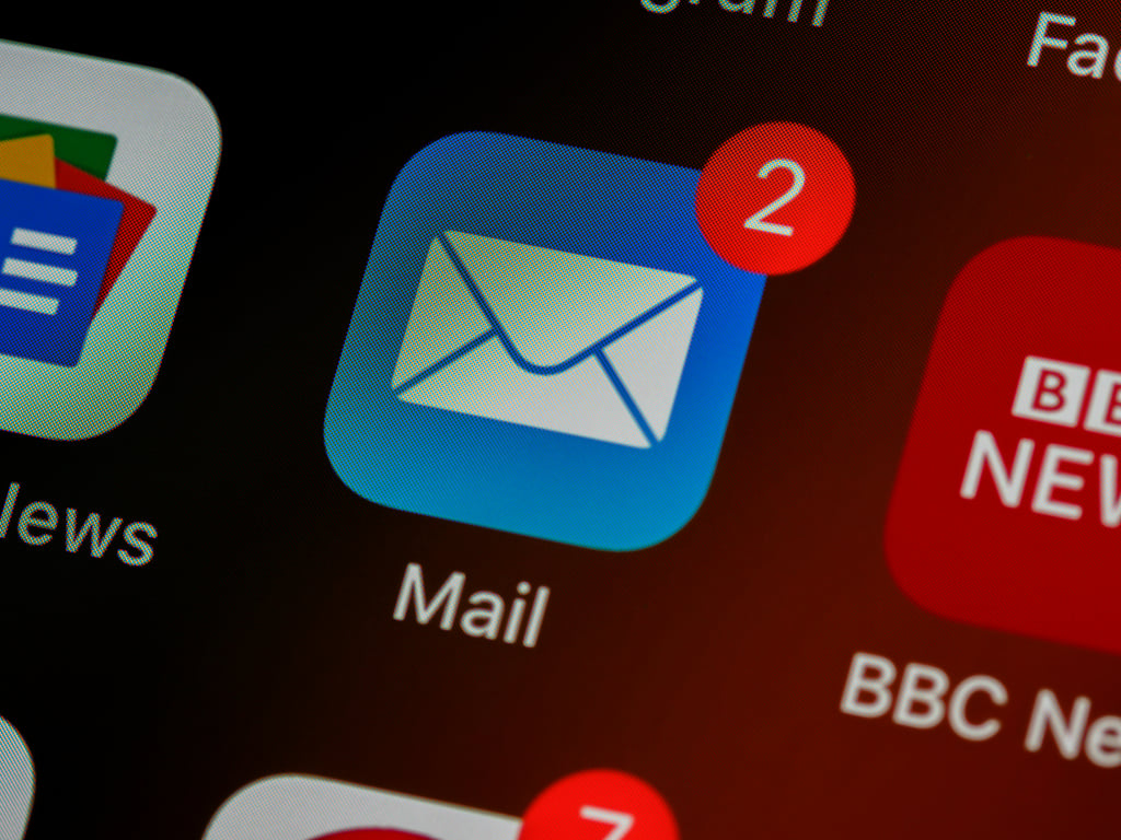 Email vs SMS for Abandoned Cart Recovery: Which is better for your small Shopify store?